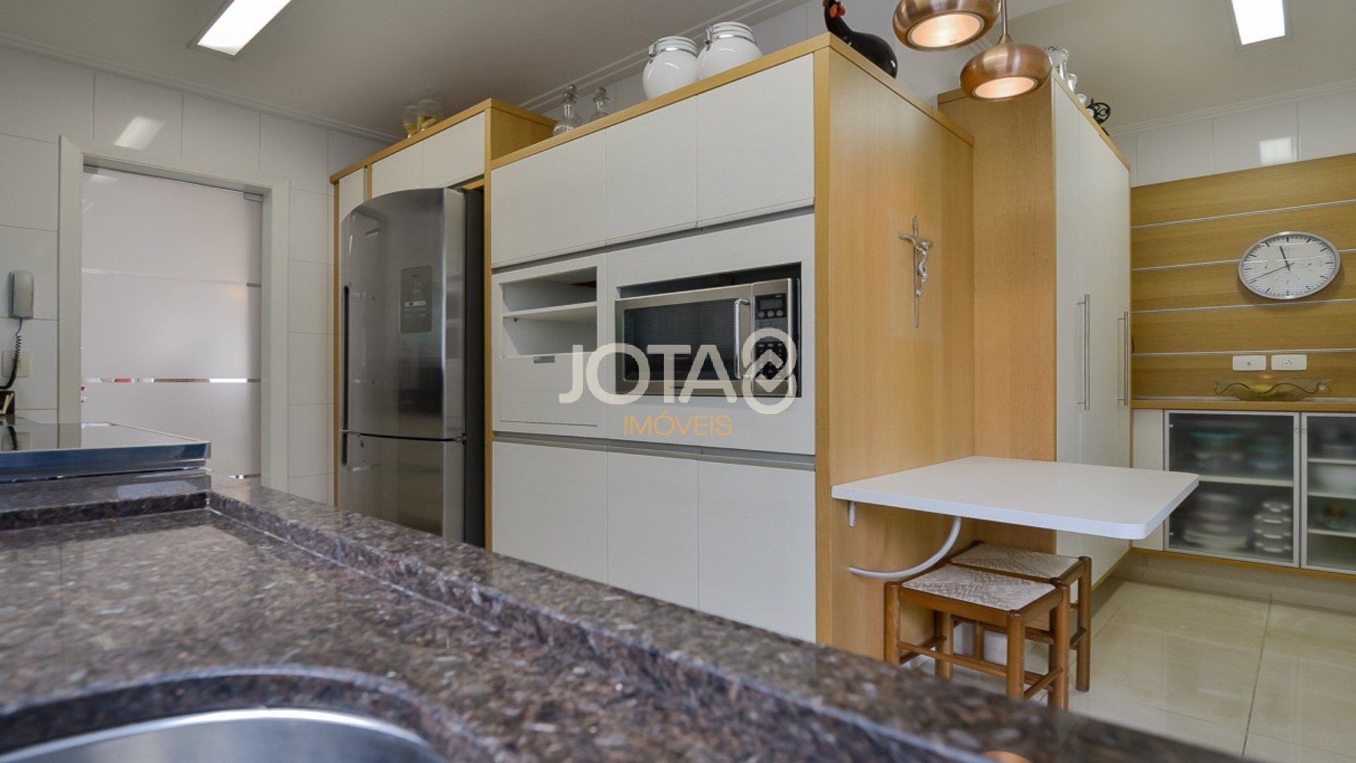 APARTAMENTO MOBILIADO EM FRENTE A PRAÇA DO JAPÃO