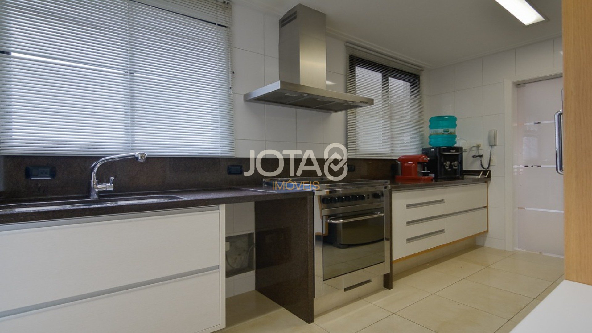 APARTAMENTO MOBILIADO EM FRENTE A PRAÇA DO JAPÃO