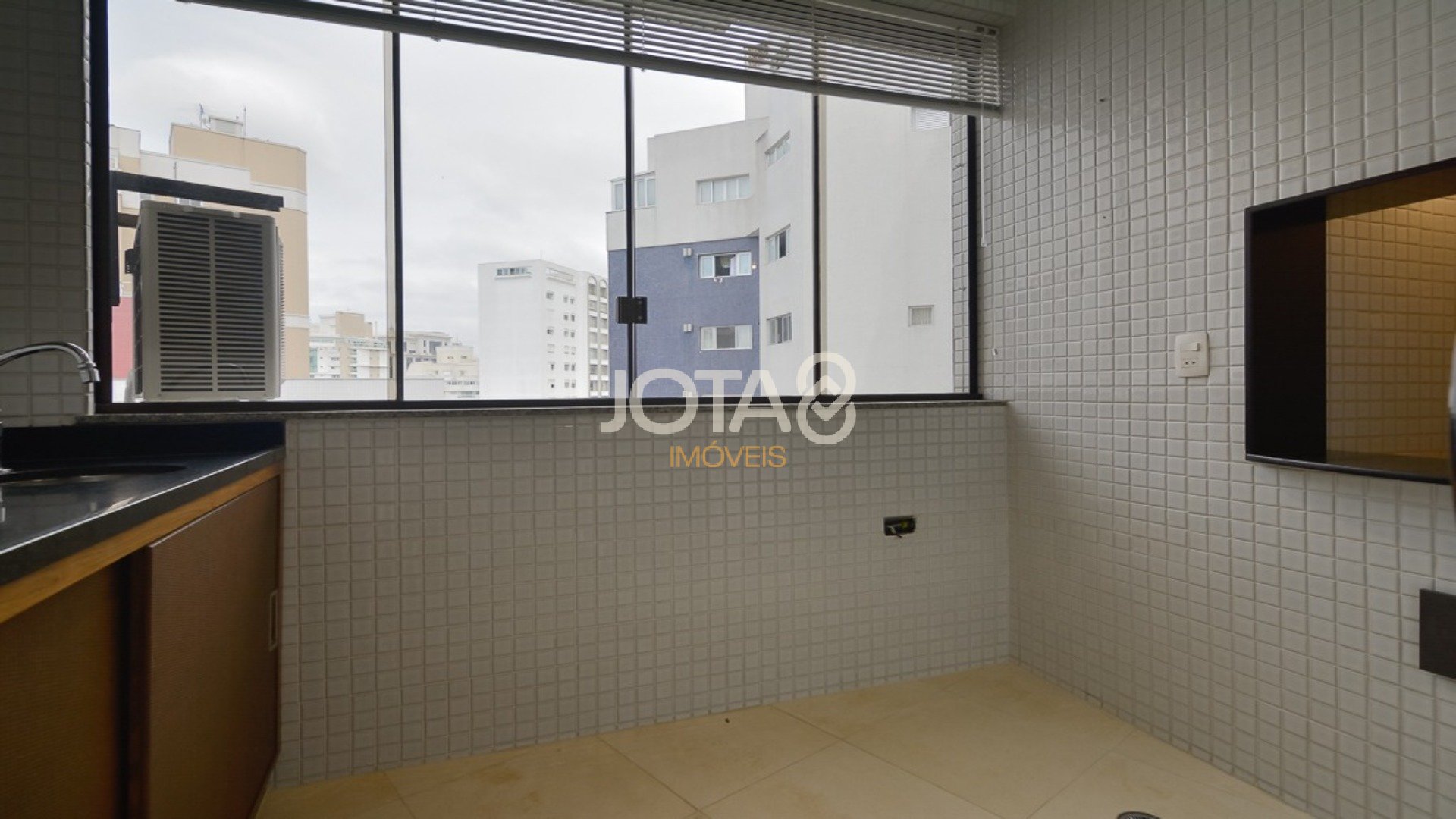 APARTAMENTO MOBILIADO EM FRENTE A PRAÇA DO JAPÃO