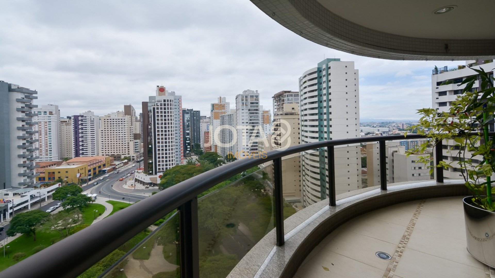 APARTAMENTO MOBILIADO EM FRENTE A PRAÇA DO JAPÃO