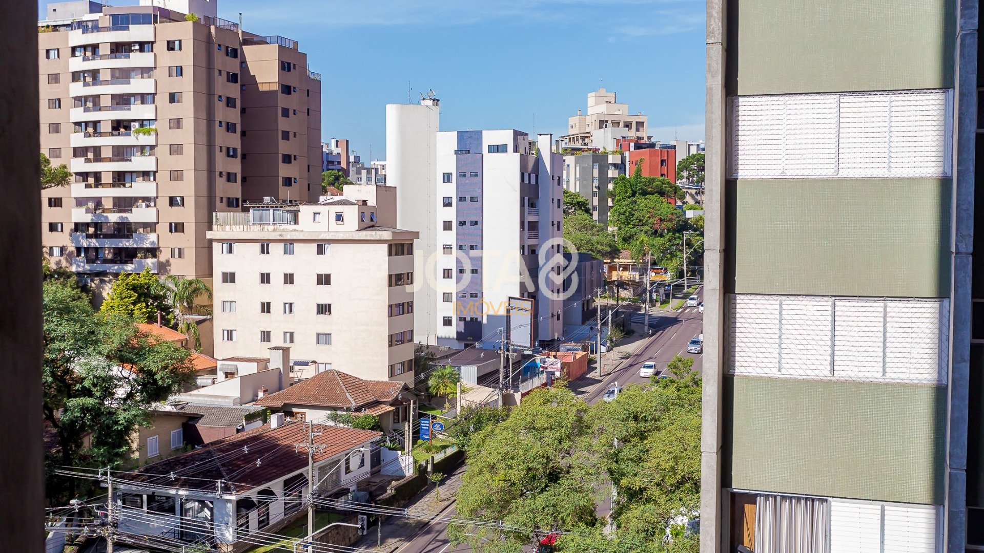 AMPLA ÁREA SOCIAL EM APTO UM POR ANDAR  - 4 DORMITORIOS