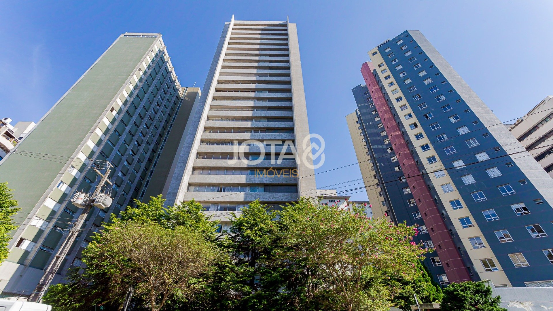 AMPLA ÁREA SOCIAL EM APTO UM POR ANDAR  - 4 DORMITORIOS