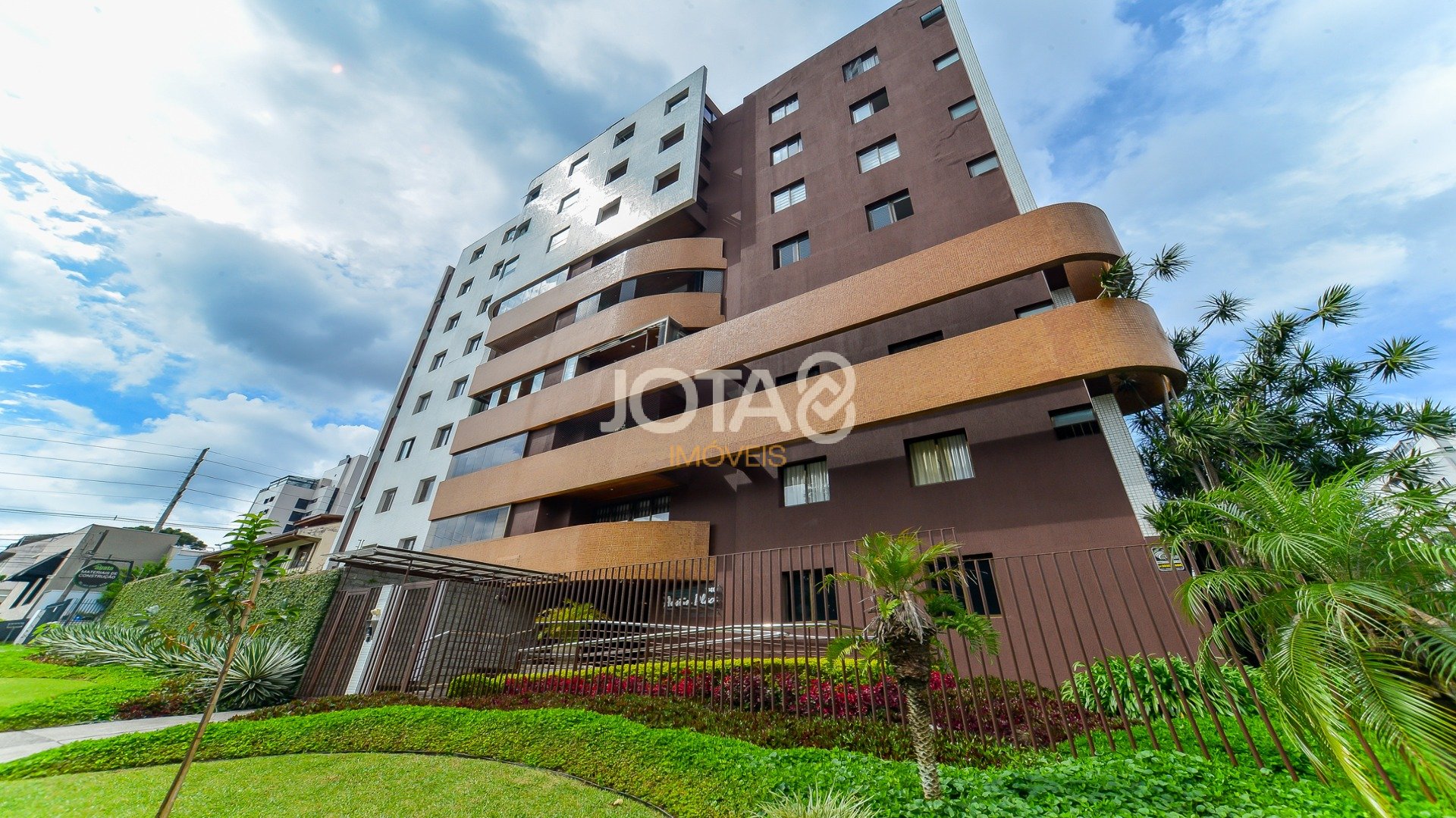 APARTAMENTO REFORMADO NO AHÚ