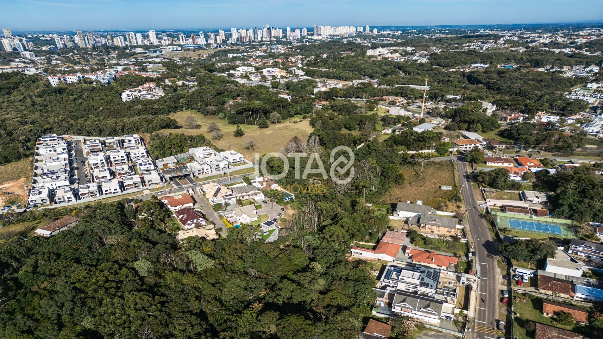 TERRENO EXCLUSIVO EM CONDOMÍNIO FECHADO - PRÓXIMO AO PARQUE BARIGUI