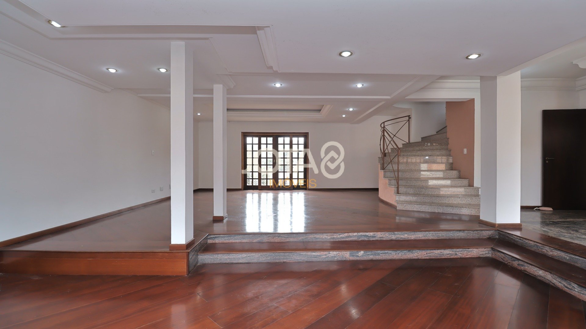 CASA COM 04 QUARTOS PRÓXIMA AO BOSQUE DO ALEMÃO