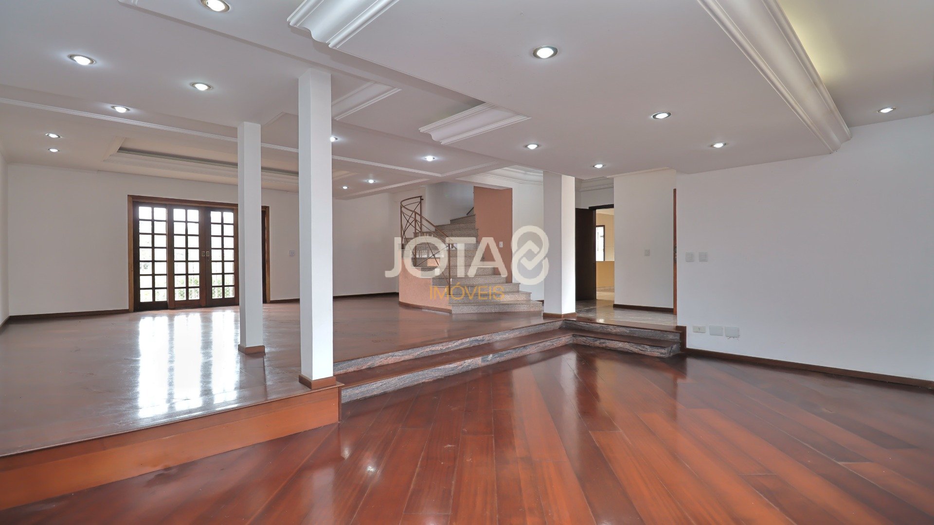 CASA COM 04 QUARTOS PRÓXIMA AO BOSQUE DO ALEMÃO