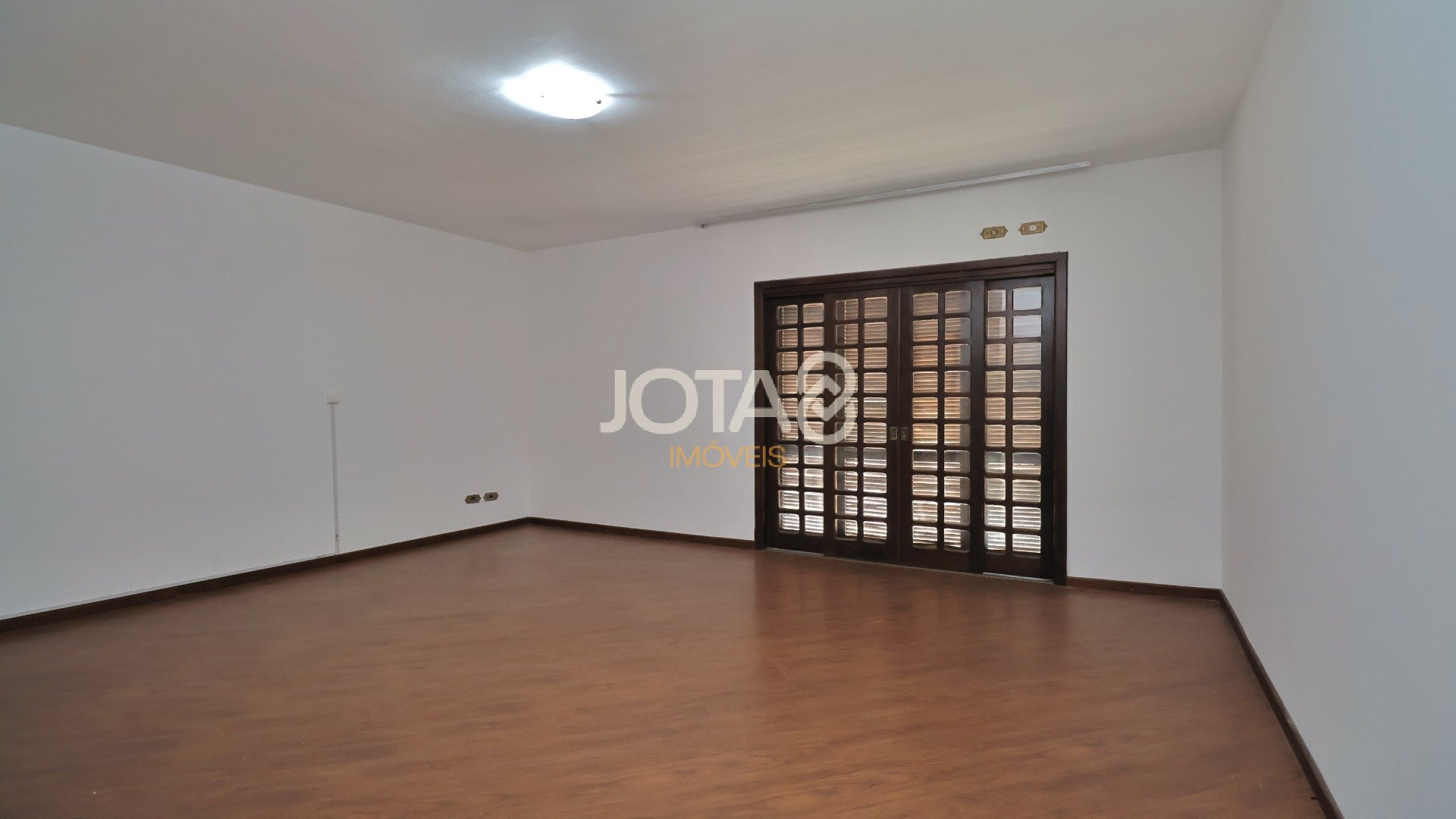 CASA COM 04 QUARTOS PRÓXIMA AO BOSQUE DO ALEMÃO
