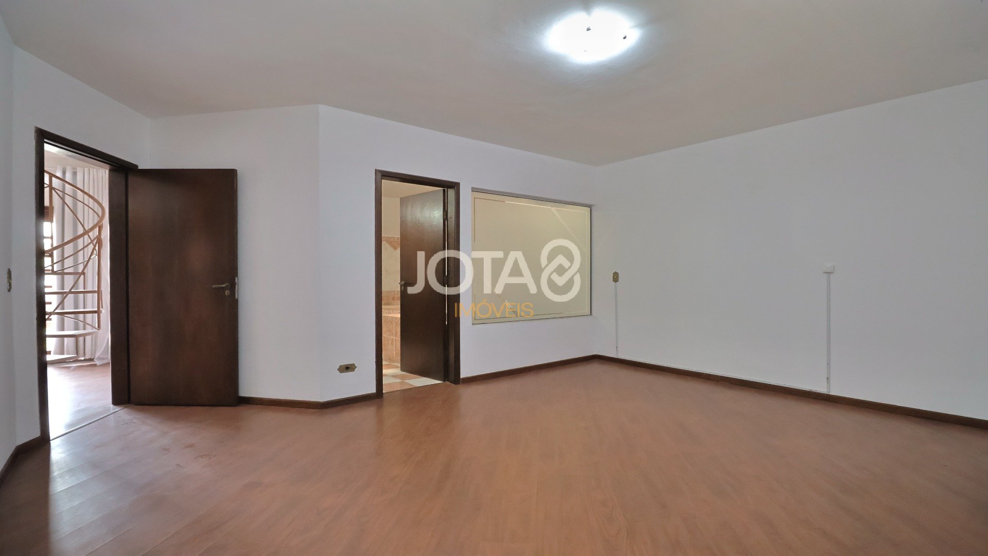 CASA COM 04 QUARTOS PRÓXIMA AO BOSQUE DO ALEMÃO