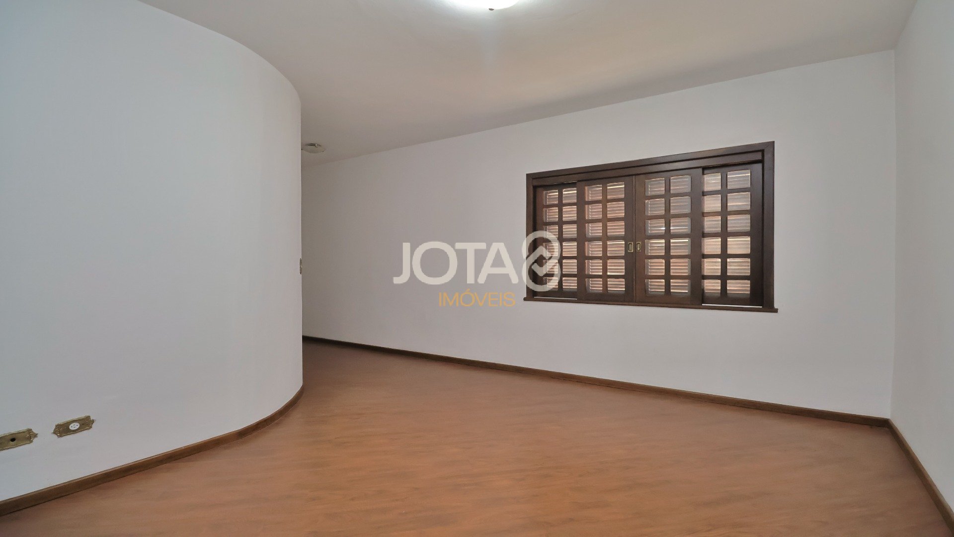 CASA COM 04 QUARTOS PRÓXIMA AO BOSQUE DO ALEMÃO