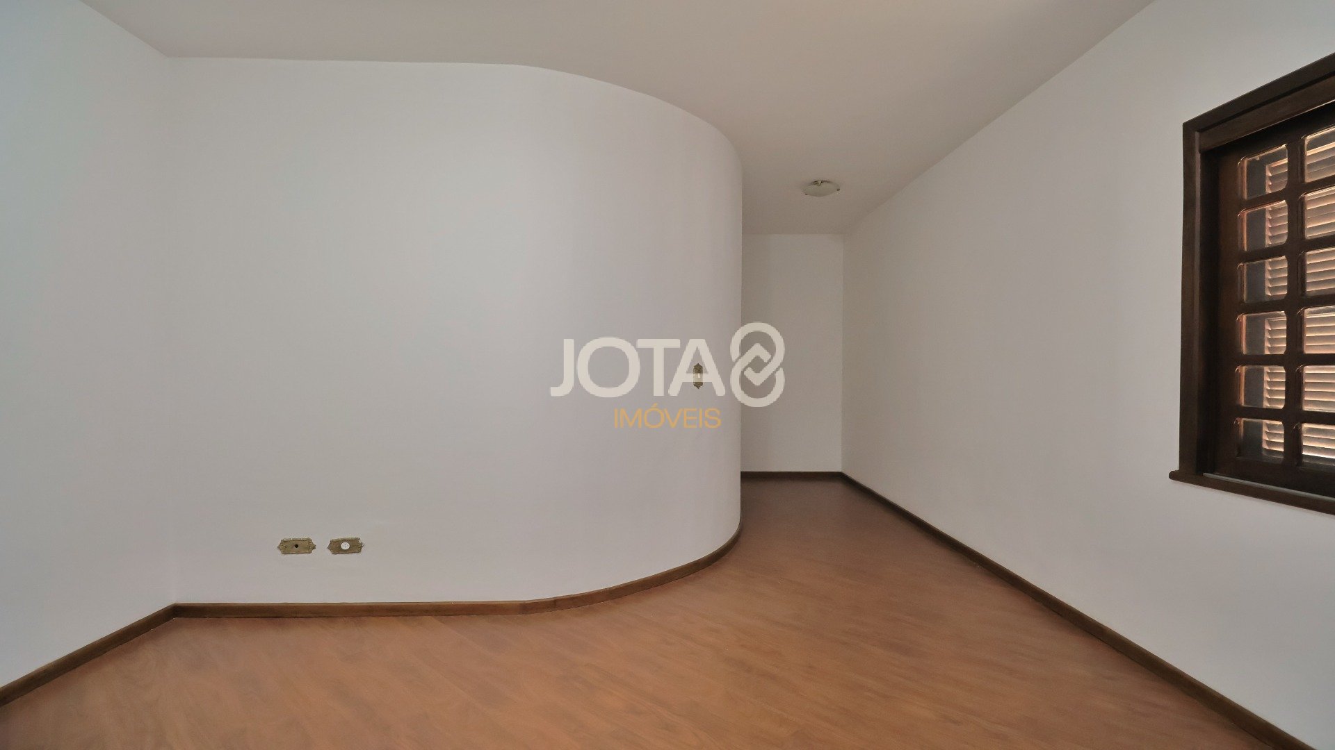 CASA COM 04 QUARTOS PRÓXIMA AO BOSQUE DO ALEMÃO