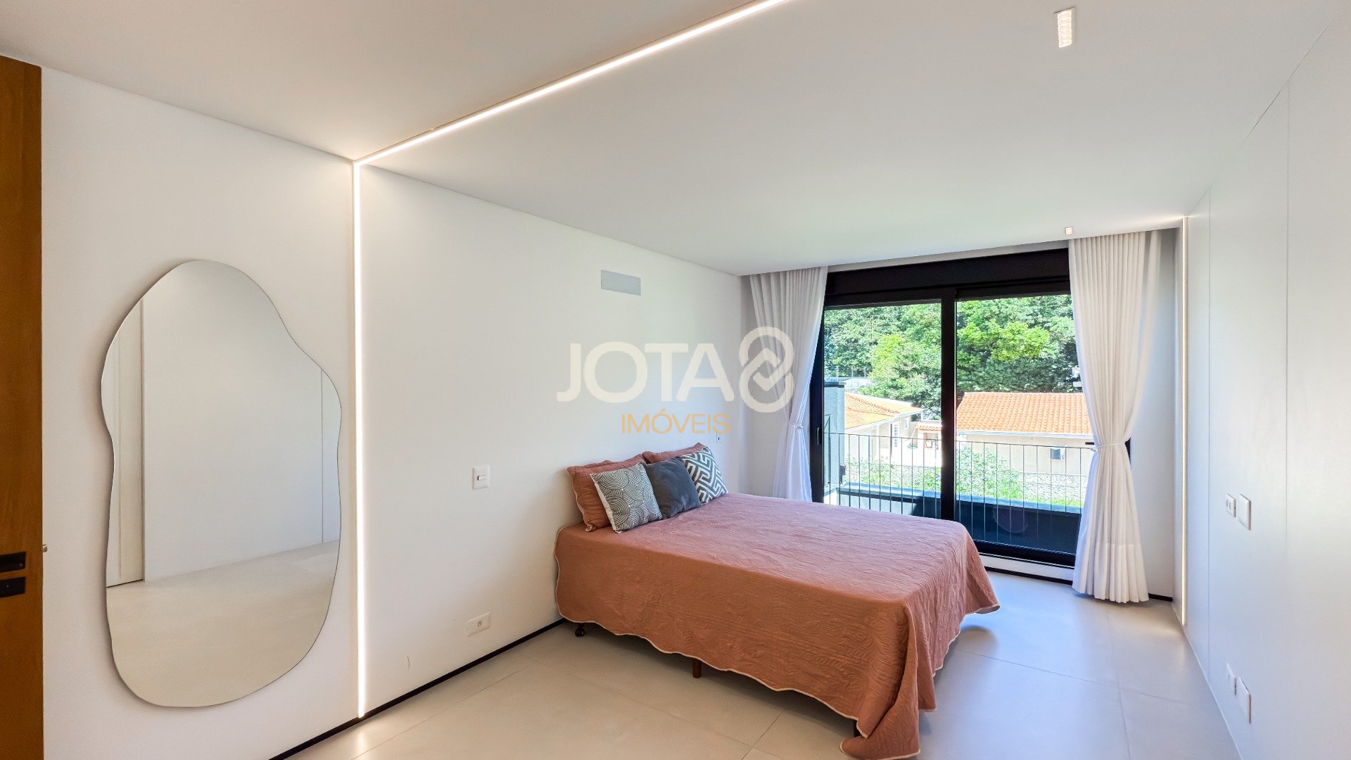 CASA NOVA, MODERNA, 3 SUÍTES, CAMPO COMPRIDO!
