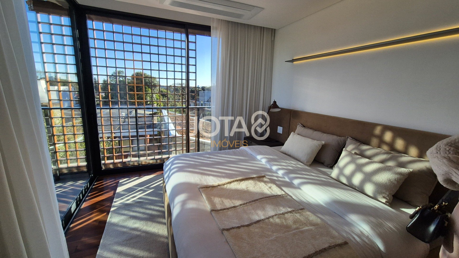 AMPIO 2 SUÍTES NO BIGORRILHO - APTO REVENDA TOTALMENTE MOBILIADO