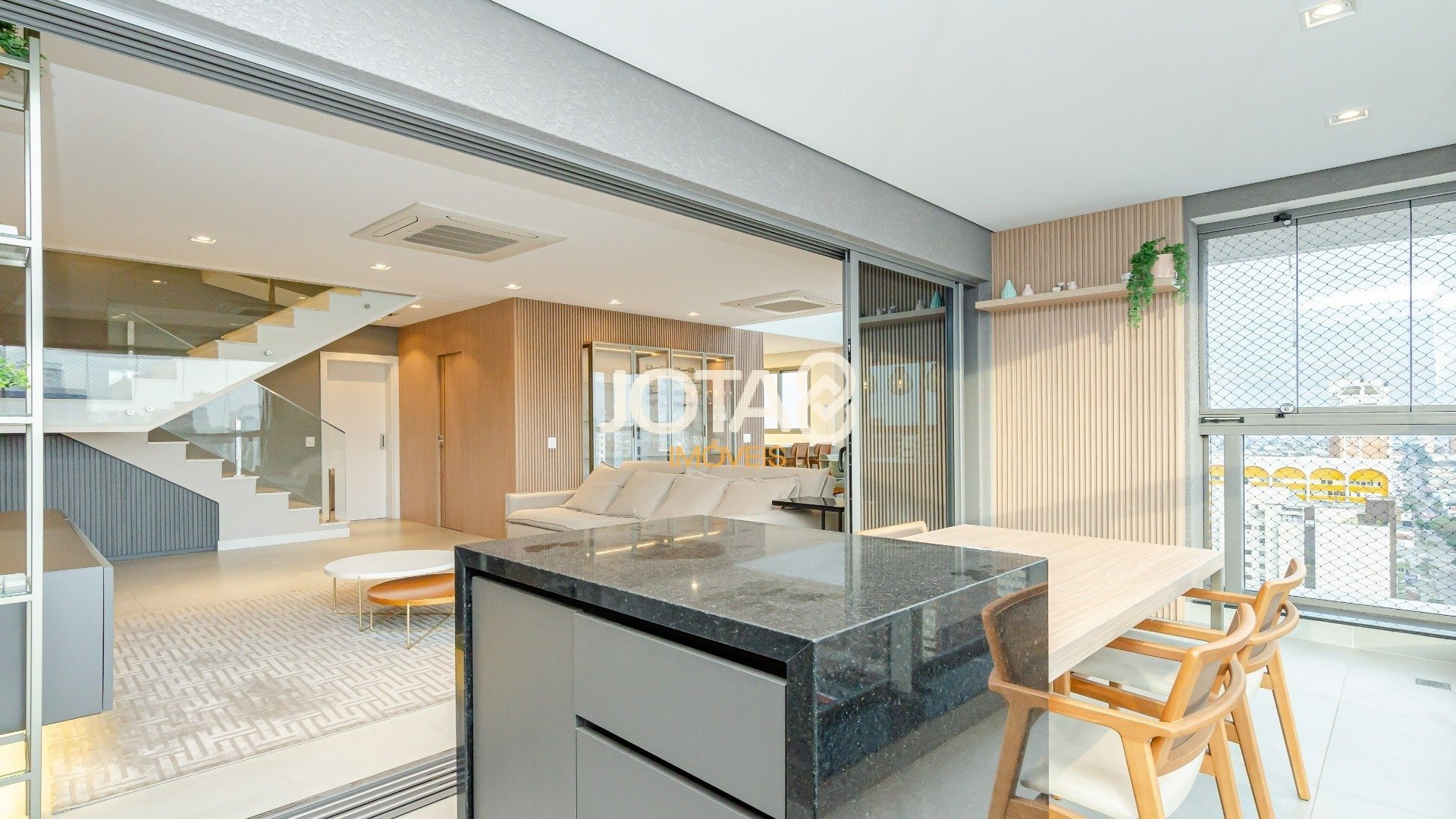 DUPLEX COM 3 SUÍTES PRÓXIMO AO SHOPPING CURITIBA COM VISTA PANORÂMICA