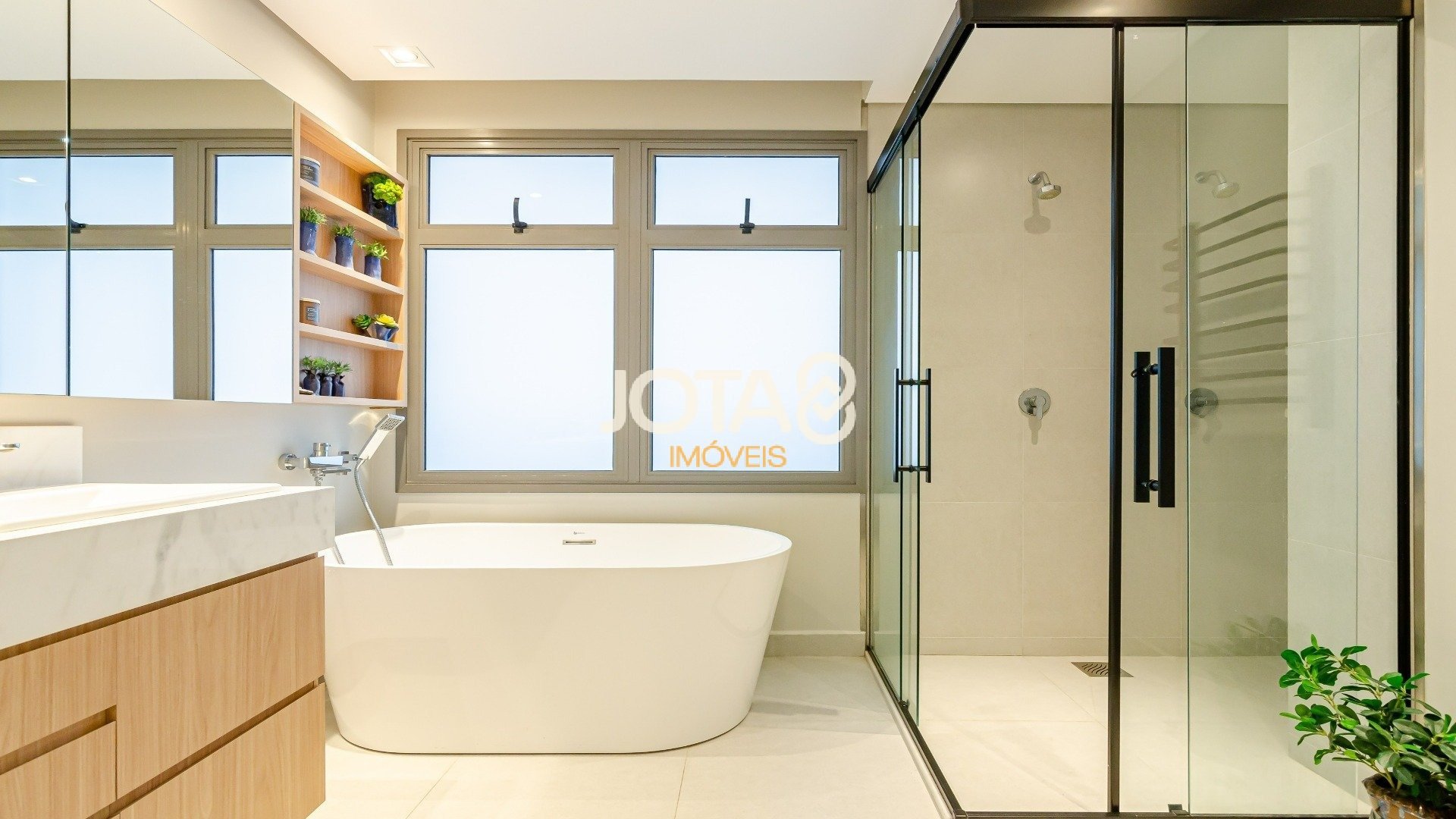 DUPLEX COM 3 SUÍTES PRÓXIMO AO SHOPPING CURITIBA COM VISTA PANORÂMICA