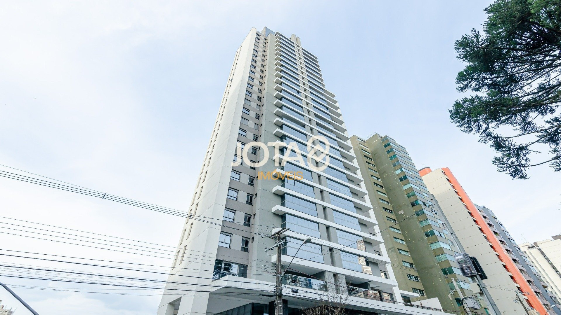 DUPLEX COM 3 SUÍTES PRÓXIMO AO SHOPPING CURITIBA COM VISTA PANORÂMICA
