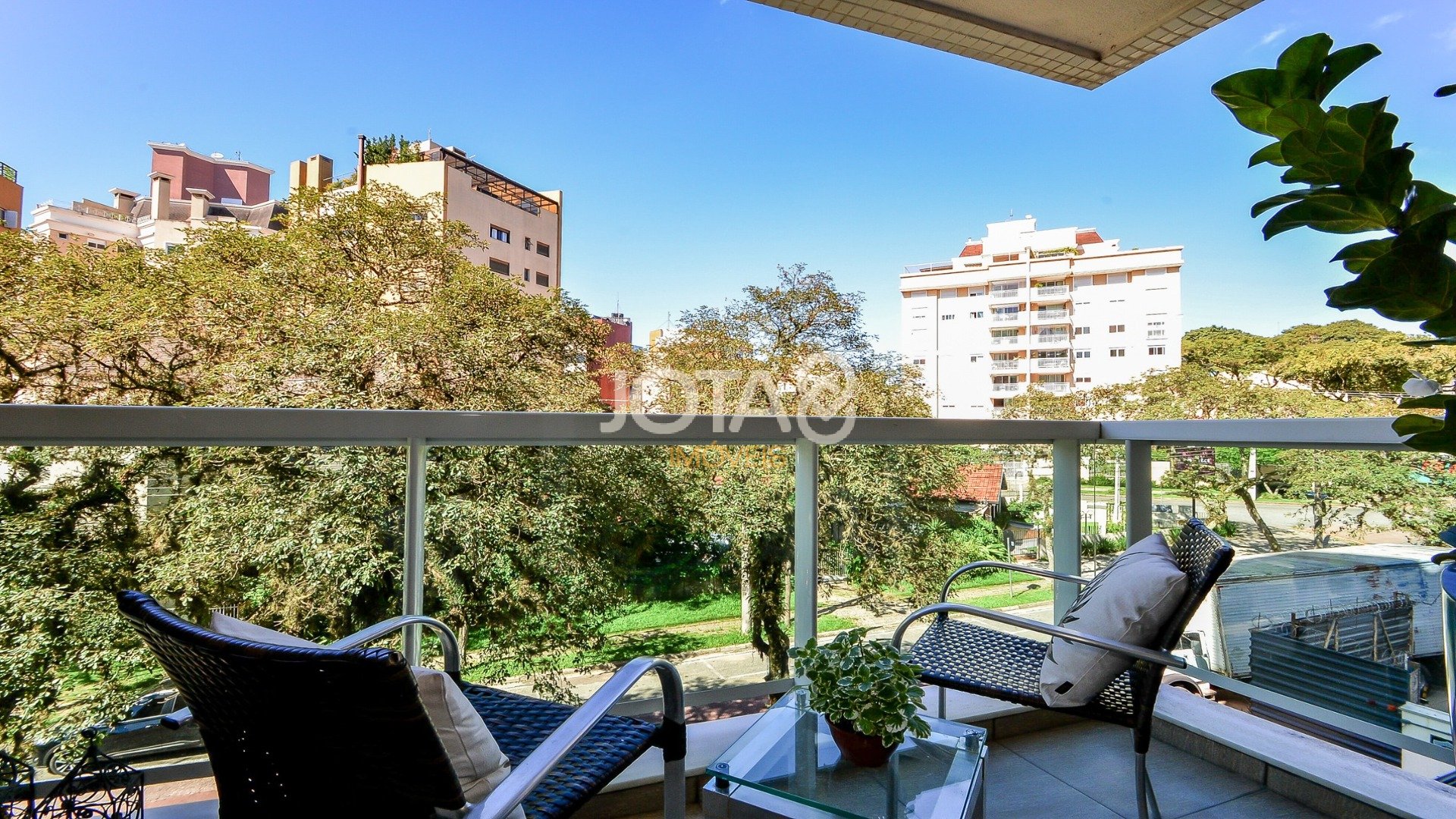 APARTAMENTO SEMI MOBILIADO COM 2 VAGAS NO JUVEVÊ