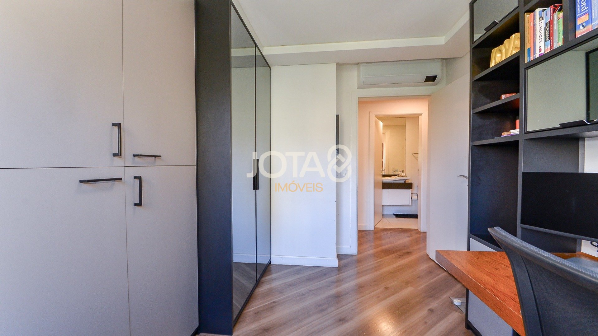 APARTAMENTO SEMI MOBILIADO COM 2 VAGAS NO JUVEVÊ