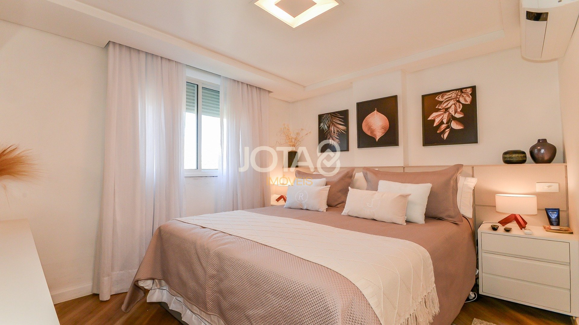 APARTAMENTO SEMI MOBILIADO COM 2 VAGAS NO JUVEVÊ