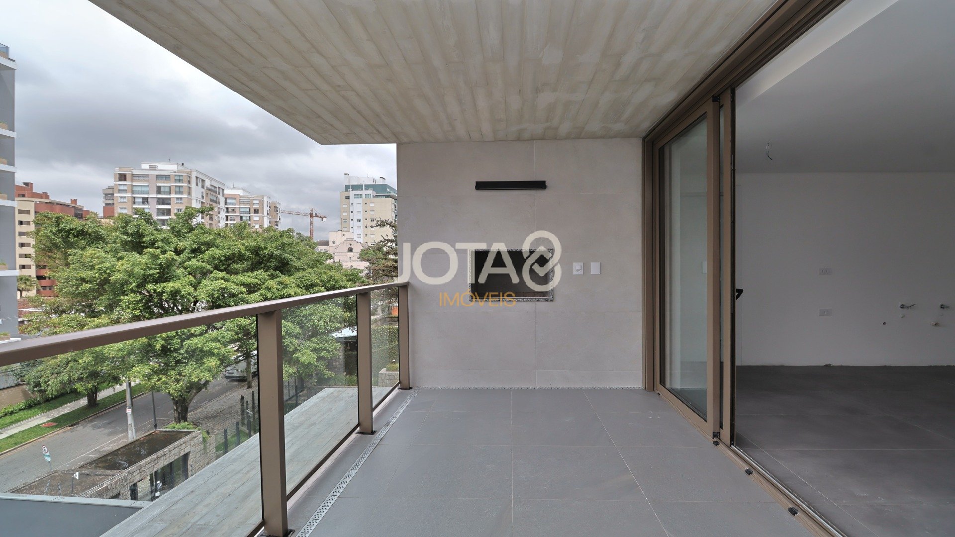 APARTAMENTO COM 3 QUARTOS NO BATEL!