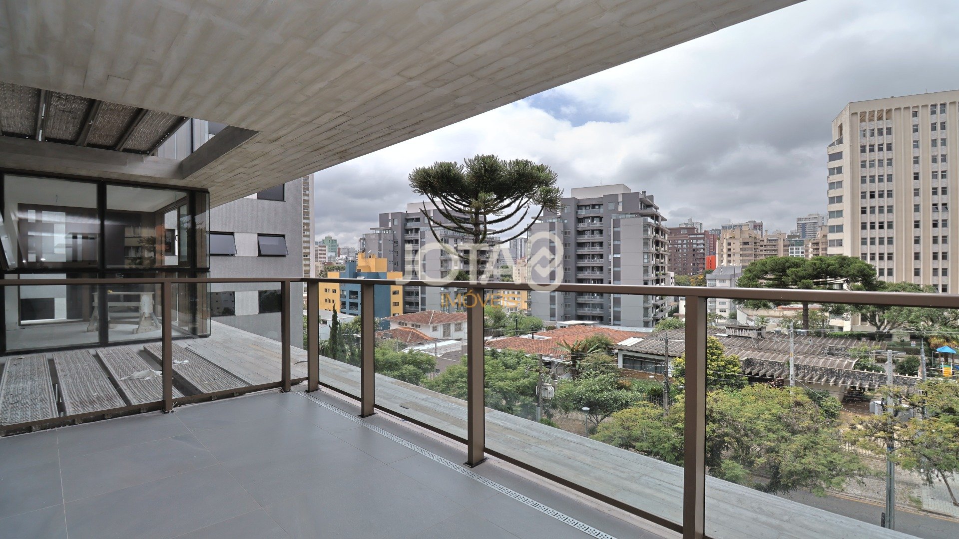 APARTAMENTO COM 3 QUARTOS NO BATEL!