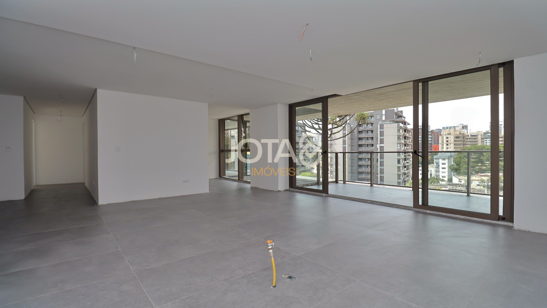 APARTAMENTO COM 3 QUARTOS NO BATEL!