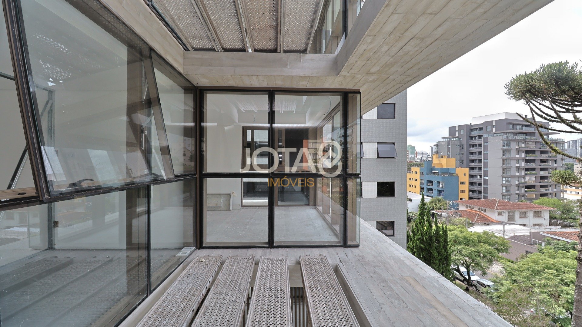 APARTAMENTO COM 3 QUARTOS NO BATEL!