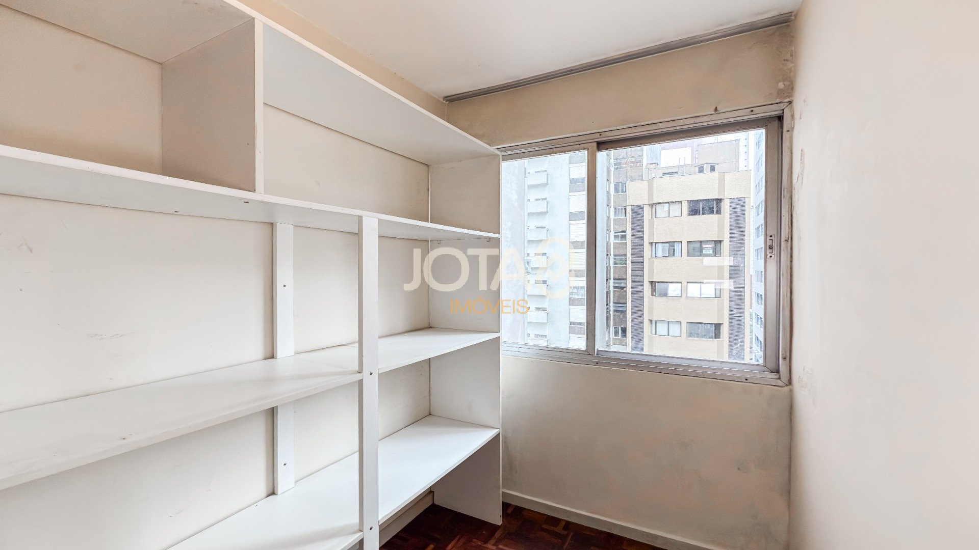 EXCELENTE APARTAMENTO PARA RETROFIT COM 3 QUARTOS E 1 VAGA NO CENTRO