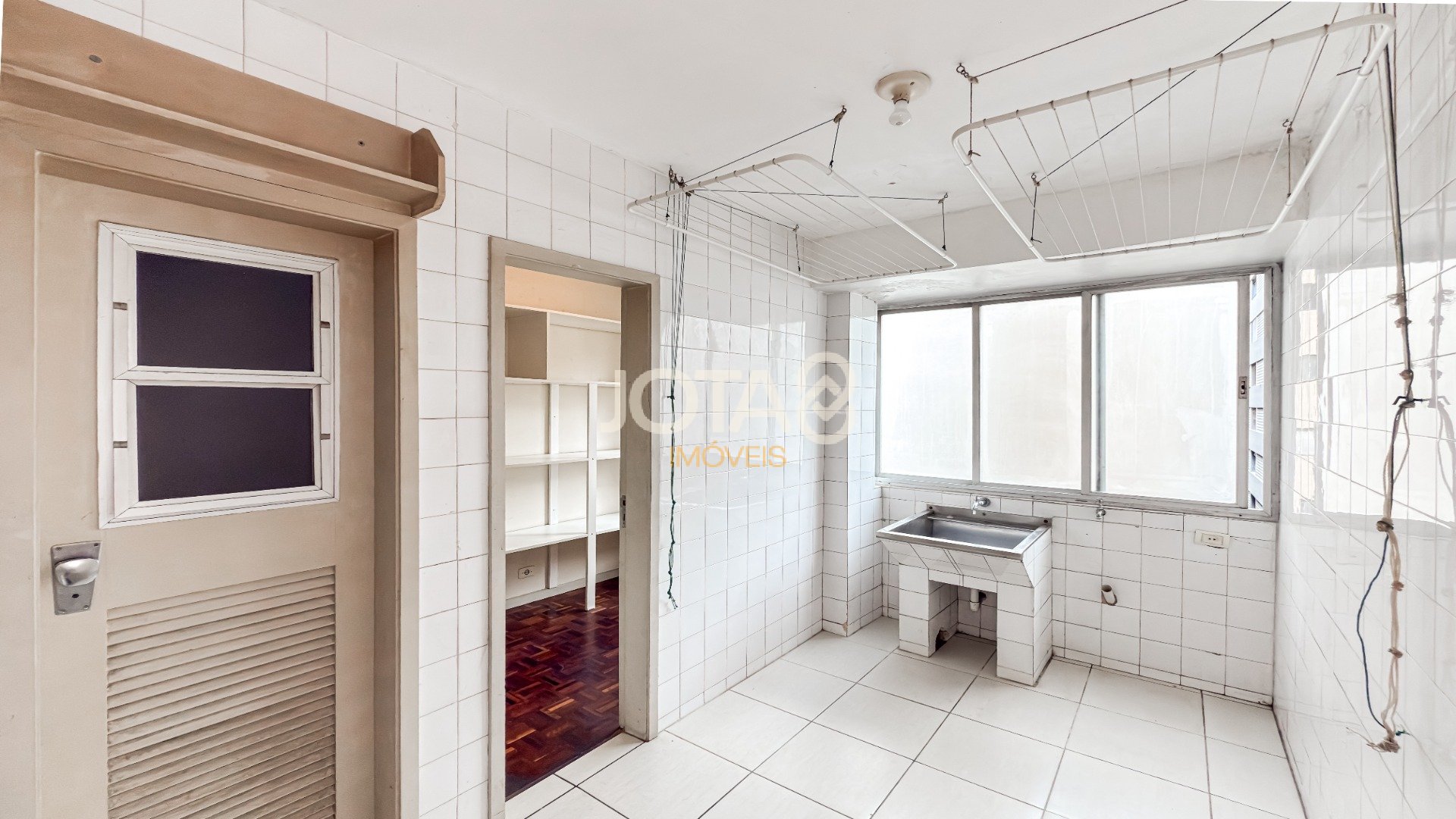 EXCELENTE APARTAMENTO PARA RETROFIT COM 3 QUARTOS E 1 VAGA NO CENTRO
