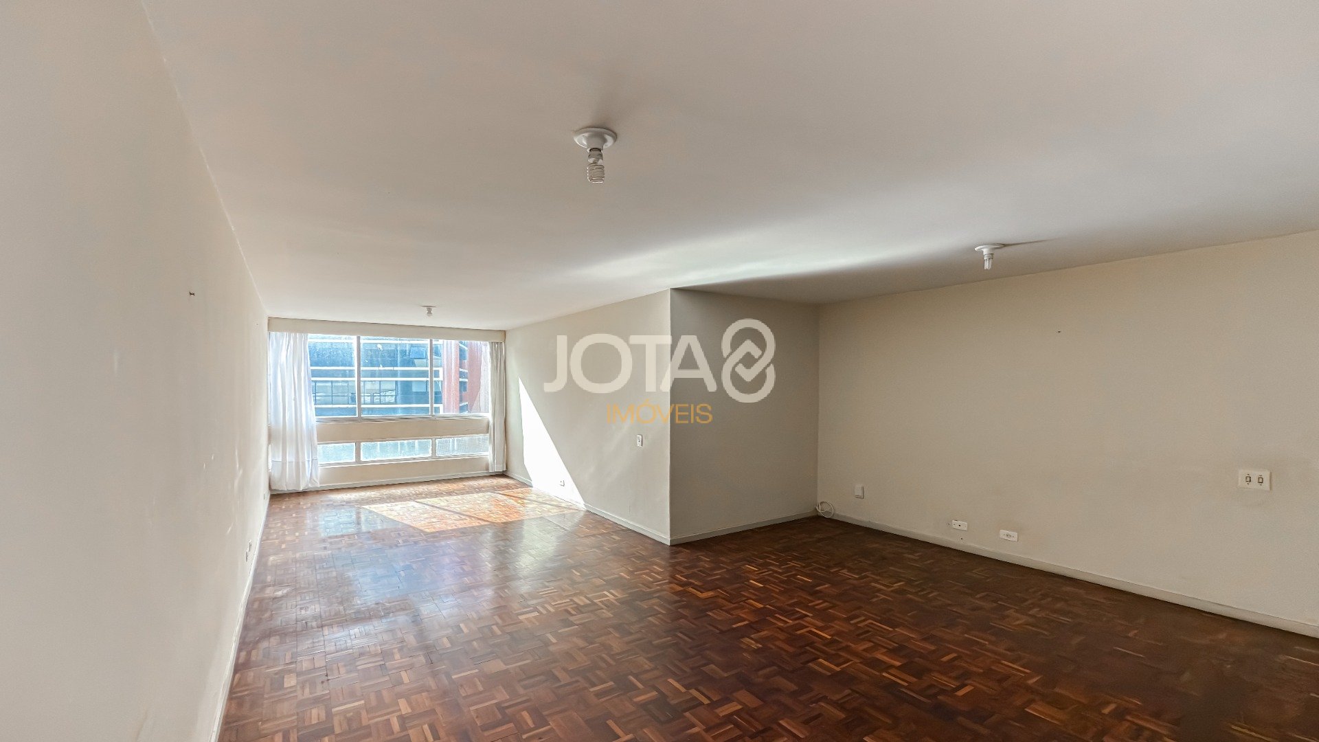 EXCELENTE APARTAMENTO PARA RETROFIT COM 3 QUARTOS E 1 VAGA NO CENTRO