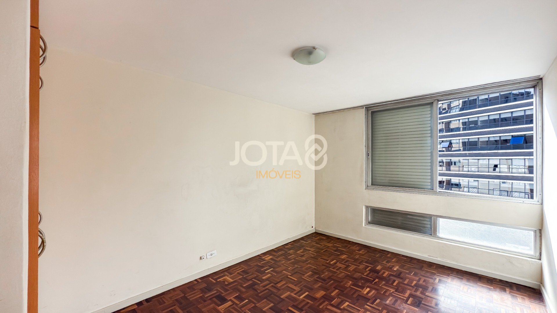 EXCELENTE APARTAMENTO PARA RETROFIT COM 3 QUARTOS E 1 VAGA NO CENTRO