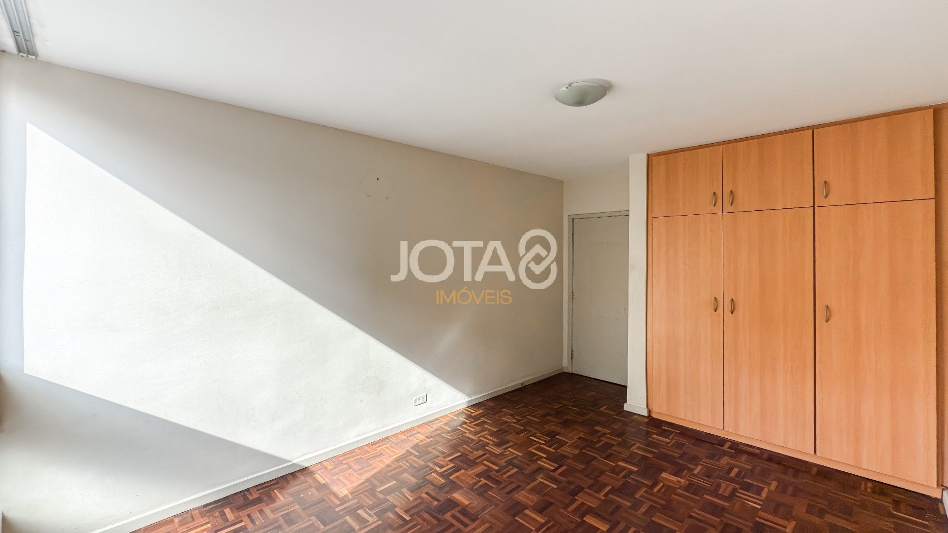 EXCELENTE APARTAMENTO PARA RETROFIT COM 3 QUARTOS E 1 VAGA NO CENTRO