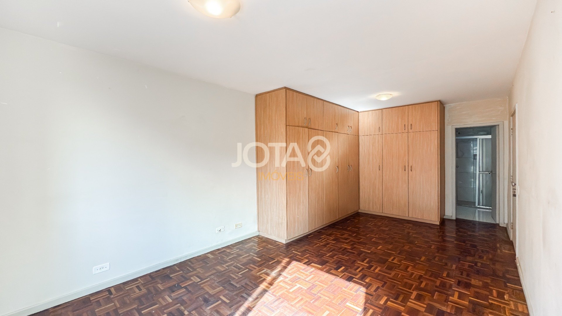 EXCELENTE APARTAMENTO PARA RETROFIT COM 3 QUARTOS E 1 VAGA NO CENTRO