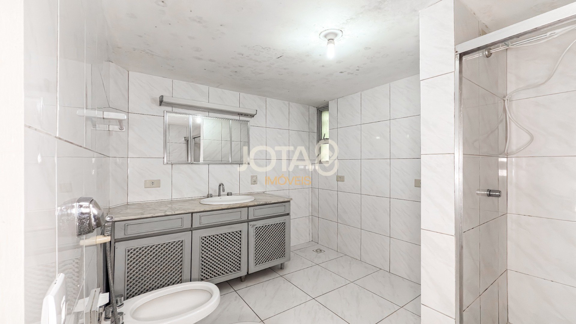 EXCELENTE APARTAMENTO PARA RETROFIT COM 3 QUARTOS E 1 VAGA NO CENTRO