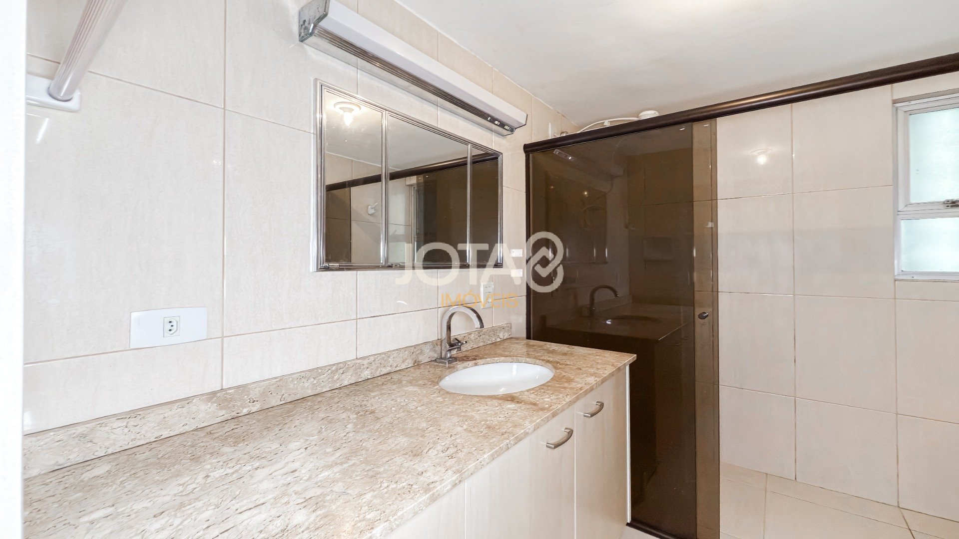 EXCELENTE APARTAMENTO PARA RETROFIT COM 3 QUARTOS E 1 VAGA NO CENTRO