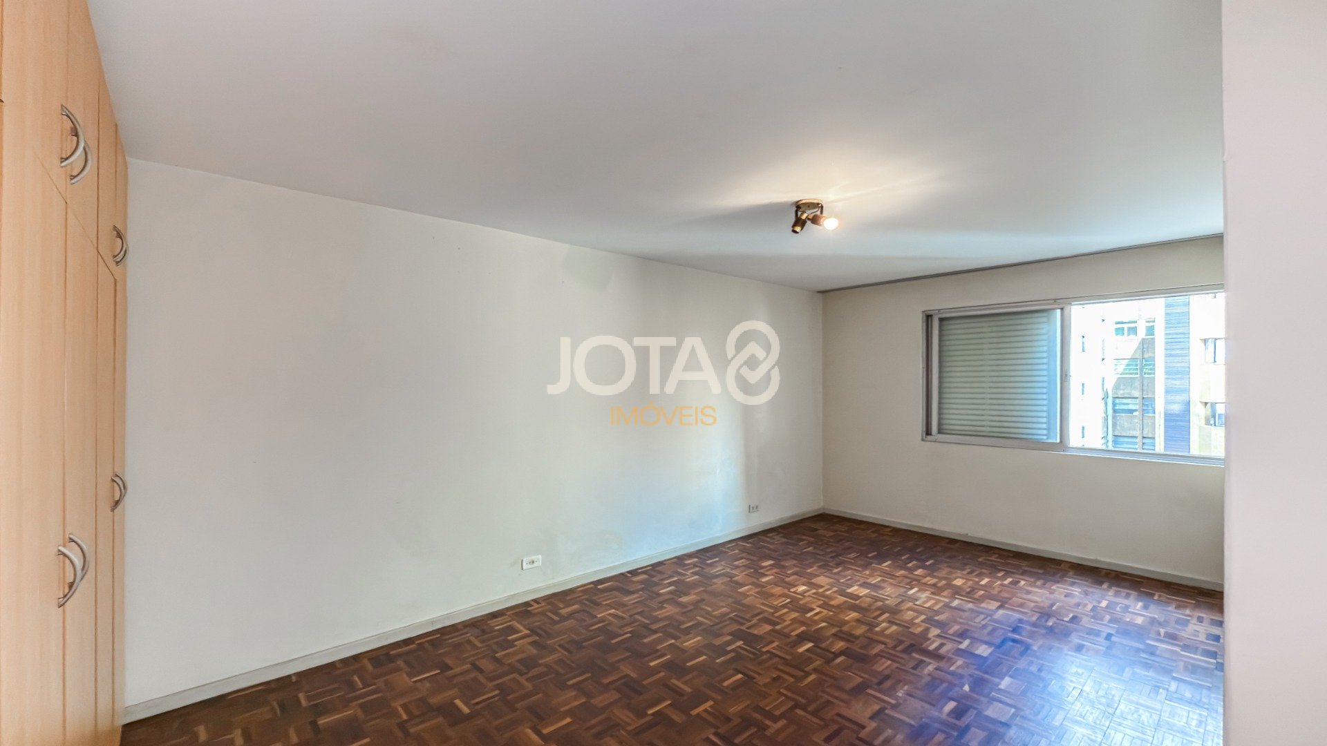 EXCELENTE APARTAMENTO PARA RETROFIT COM 3 QUARTOS E 1 VAGA NO CENTRO