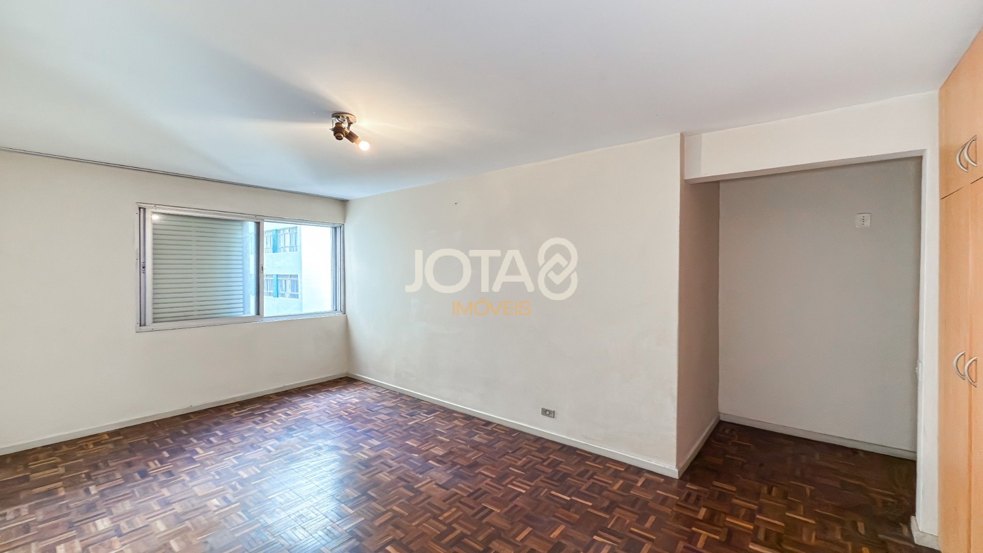 EXCELENTE APARTAMENTO PARA RETROFIT COM 3 QUARTOS E 1 VAGA NO CENTRO