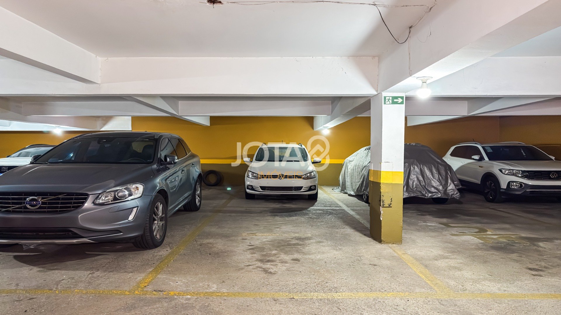 EXCELENTE APARTAMENTO PARA RETROFIT COM 3 QUARTOS E 1 VAGA NO CENTRO