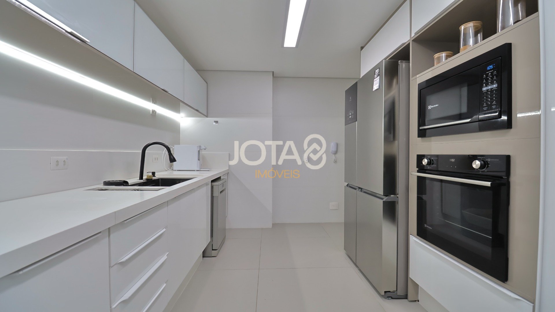 PRIMEIRA LOCAÇÃO - APARTAMENTO MOBILIADO COM 4 SUÍTES NO ECOVILLE!