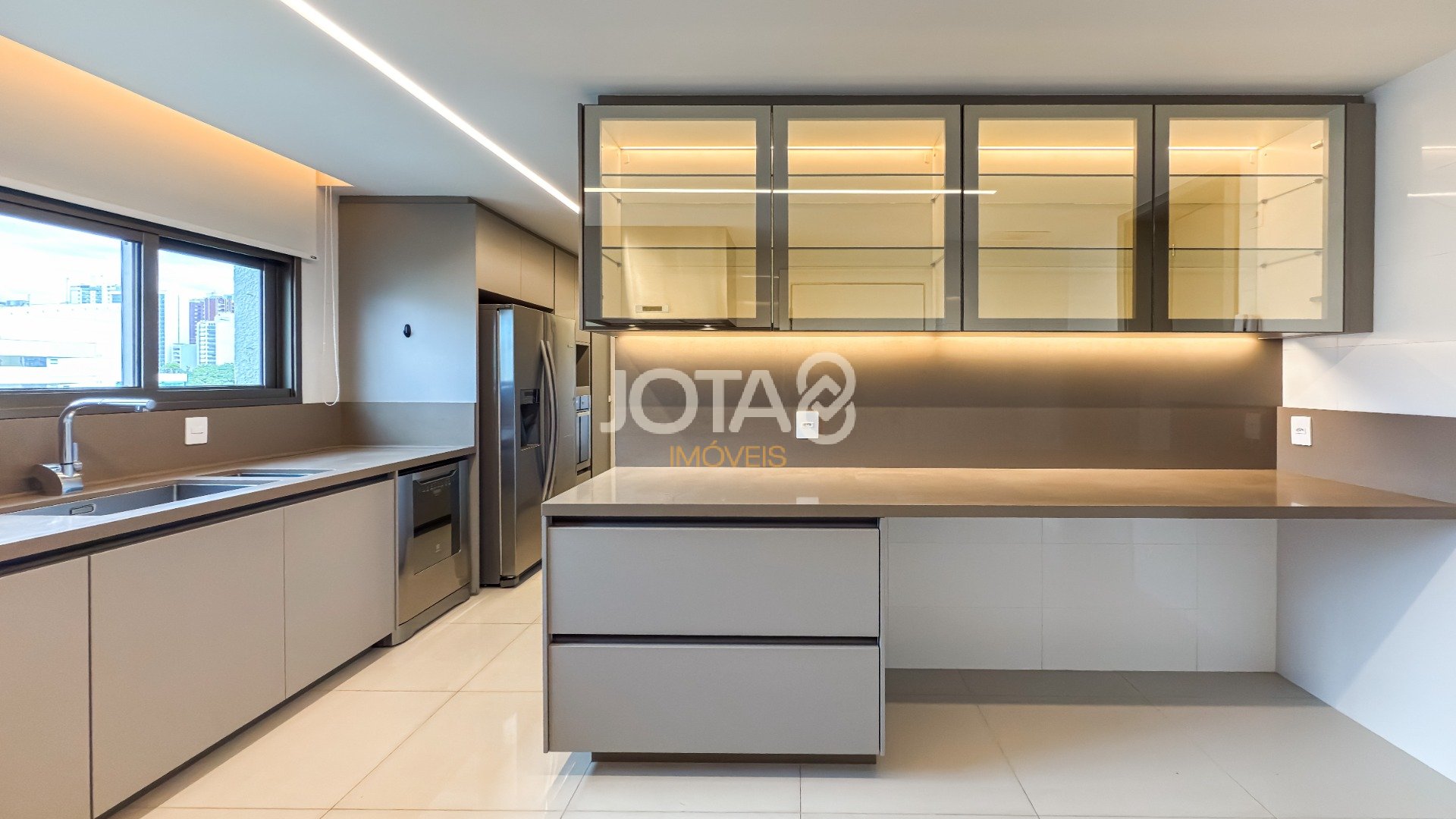 APARTAMENTO SOFISTICADO COM 3 SUITES EM LOCALIZAÇÃO NOBRE NO BATEL