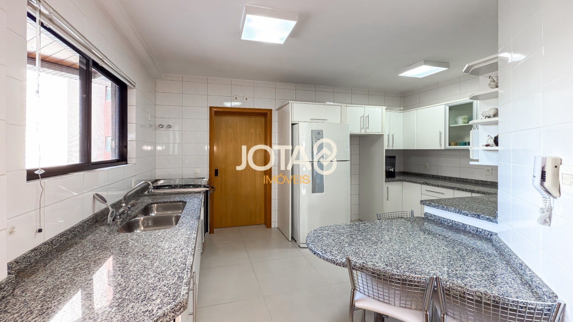 APÊ COM 127M  CONDOMINIO CLUBE