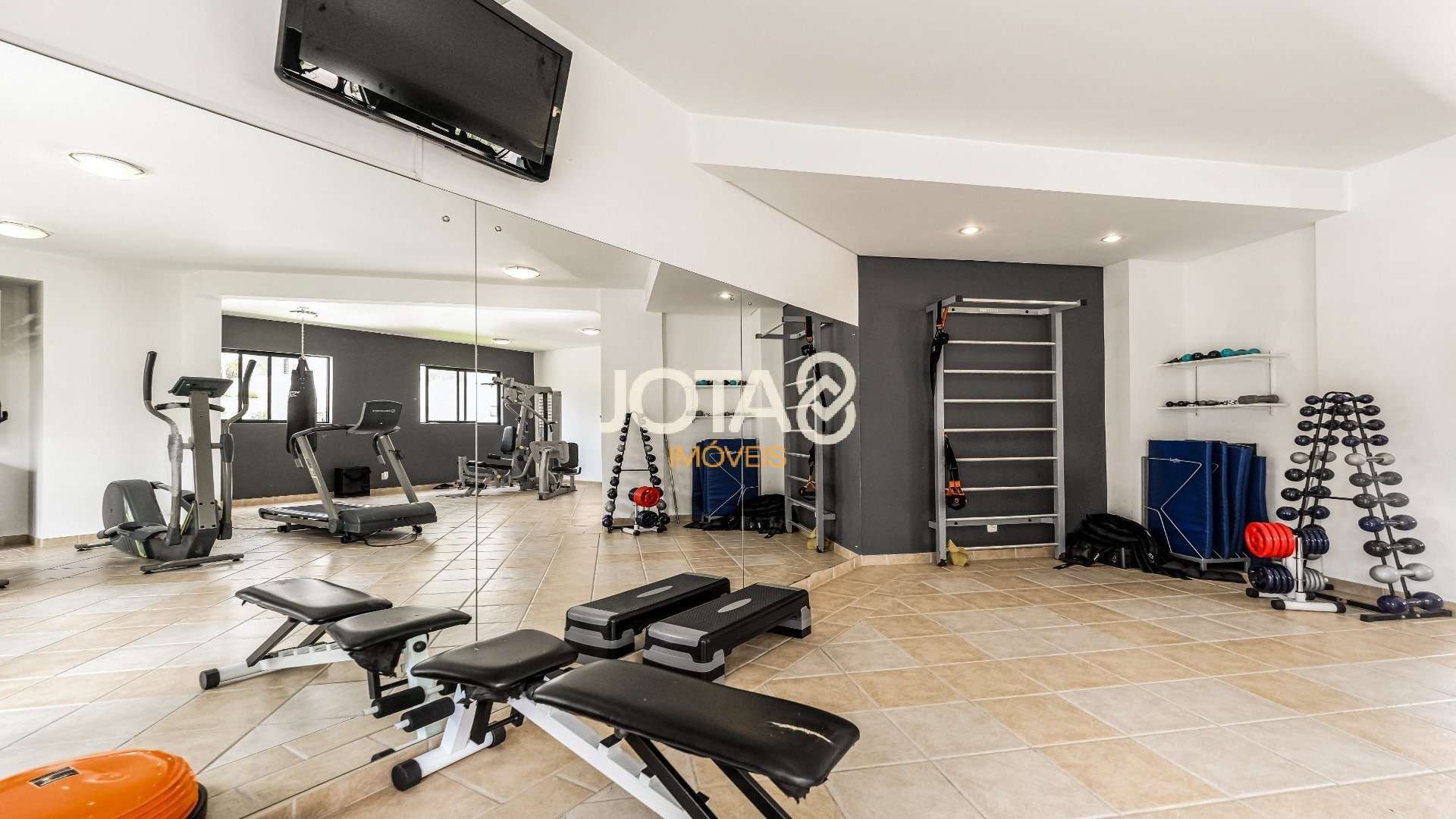 APÊ COM 127M  CONDOMINIO CLUBE