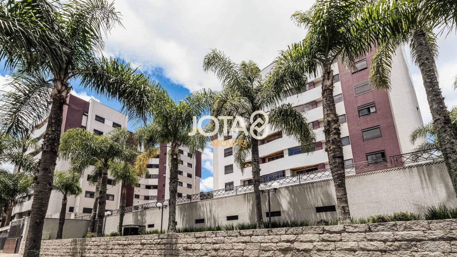 APÊ COM 127M  CONDOMINIO CLUBE