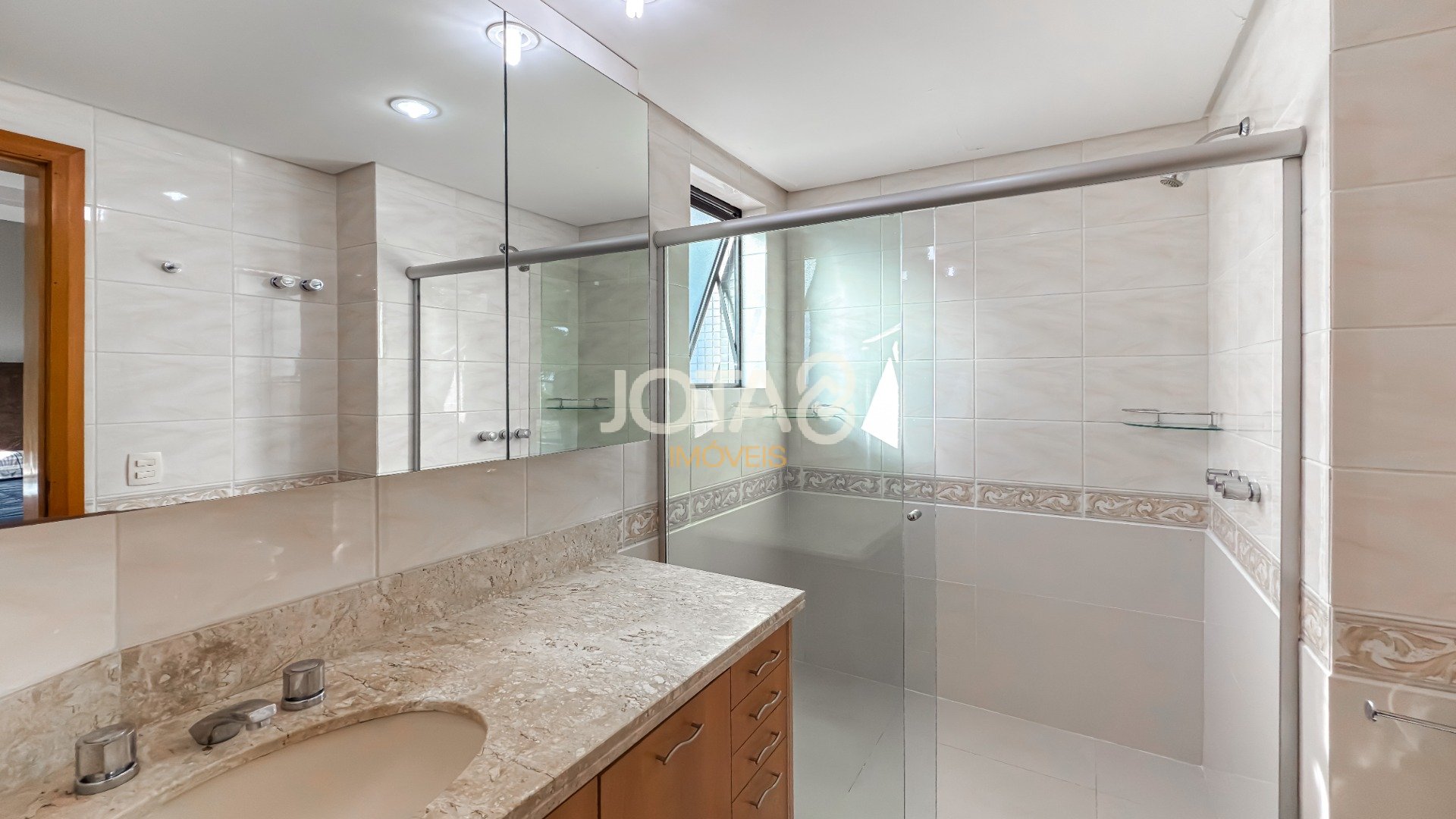 APÊ COM 127M  CONDOMINIO CLUBE