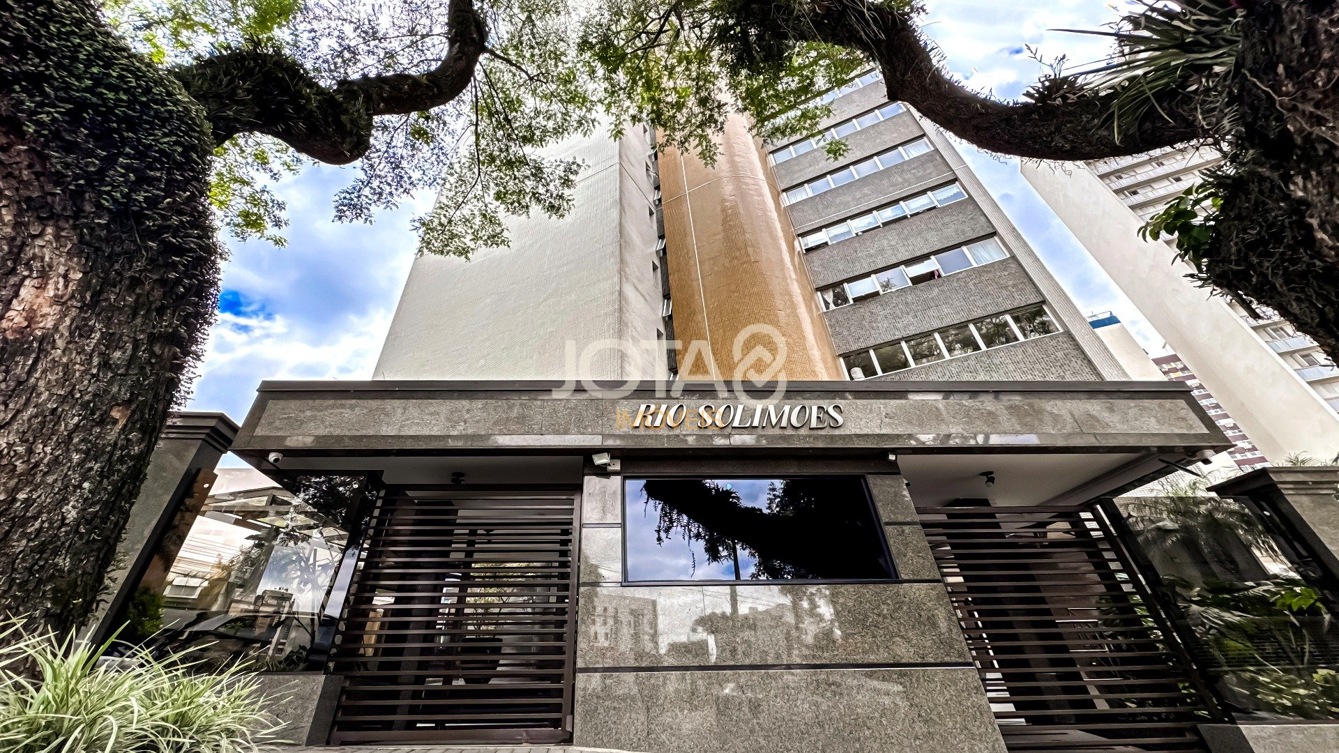 AMPLO APARTAMENTO FACE NORTE NO BATEL