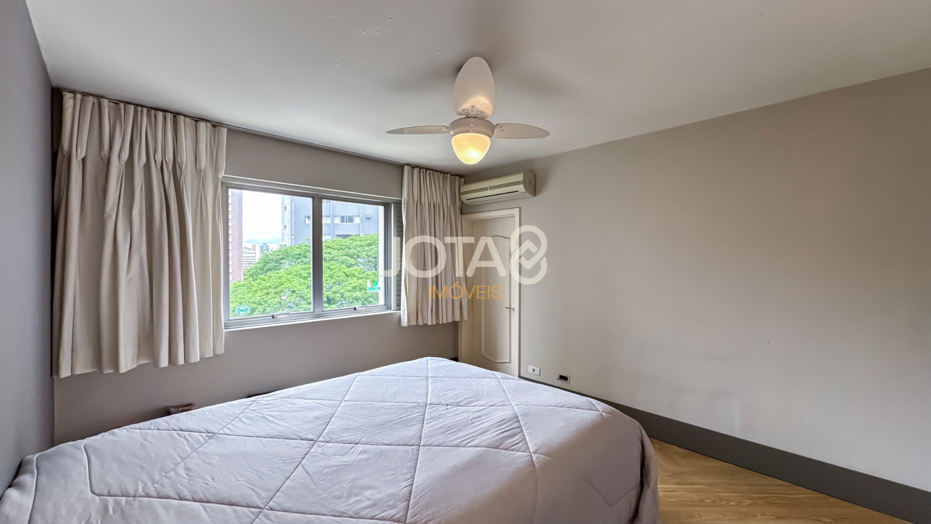 AMPLO APARTAMENTO FACE NORTE NO BATEL