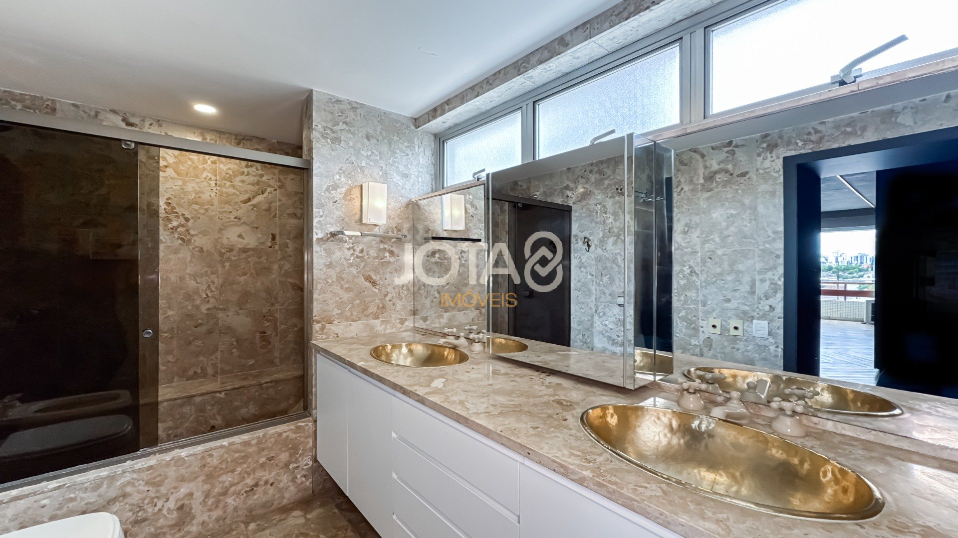 AMPLO APARTAMENTO FACE NORTE NO BATEL
