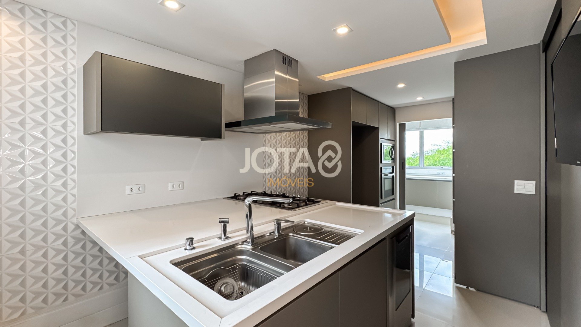 AMPLO APARTAMENTO FACE NORTE NO BATEL