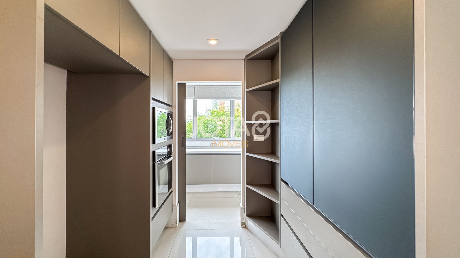 AMPLO APARTAMENTO FACE NORTE NO BATEL