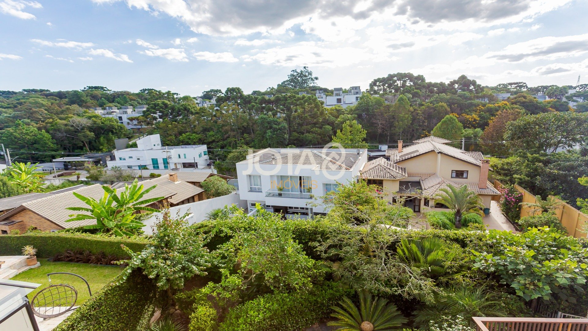 CASA MOBILIADA EM CONDOMÍNIO PRÓXIMO AO PARQUE BARIGUI