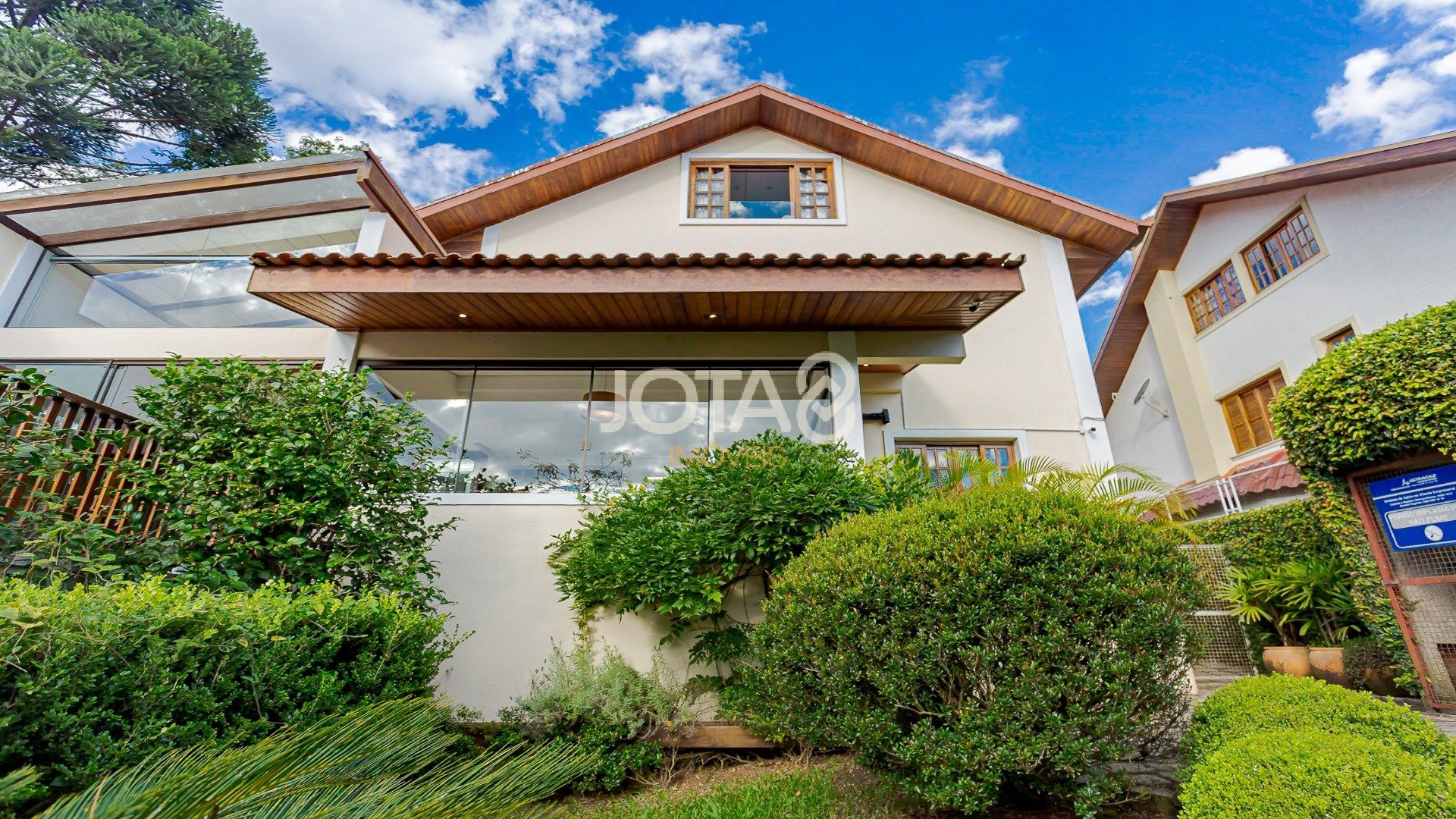 CASA MOBILIADA EM CONDOMÍNIO PRÓXIMO AO PARQUE BARIGUI